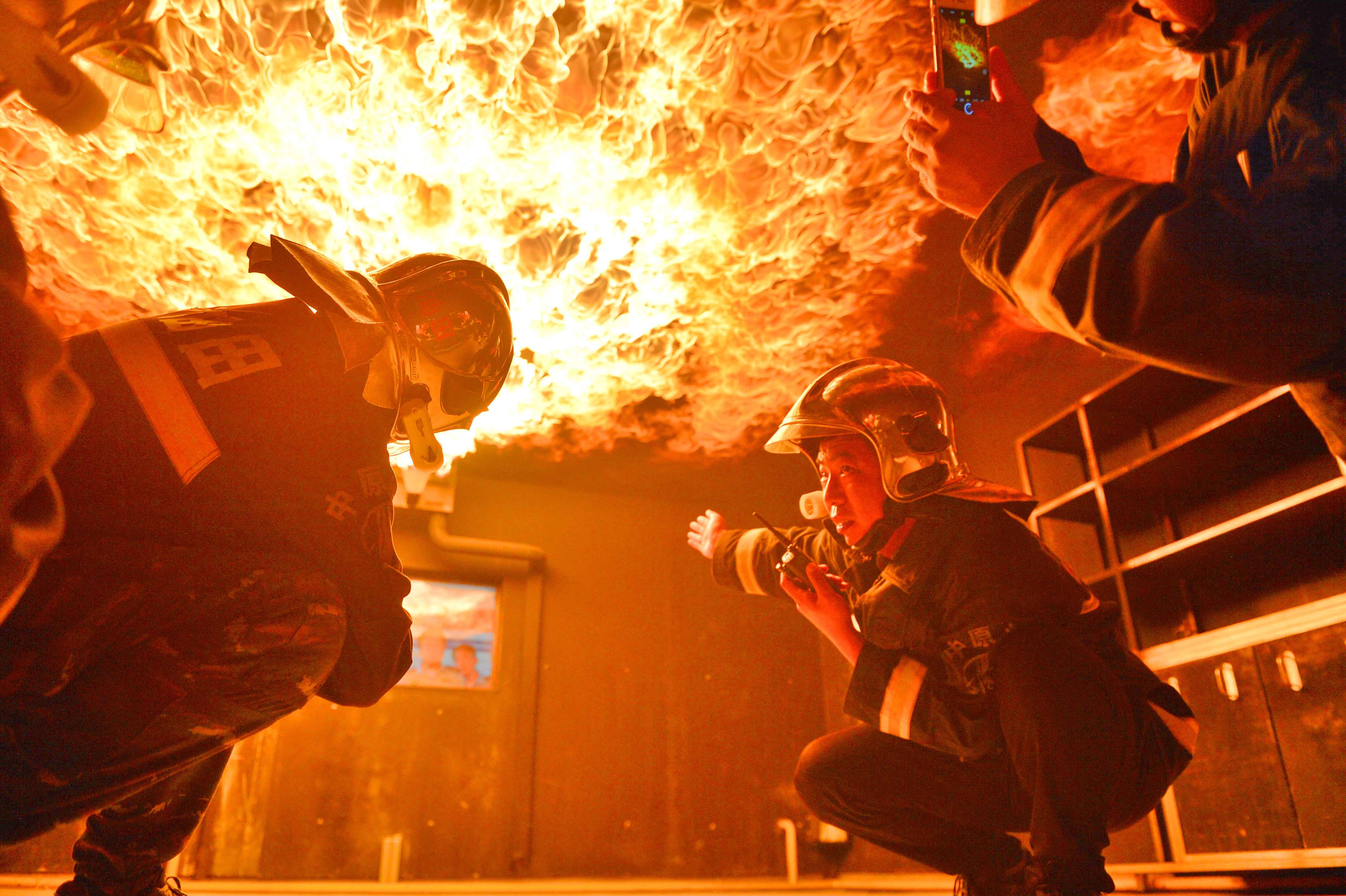 河南濮阳:"真火实战"演练"惊心动魄"