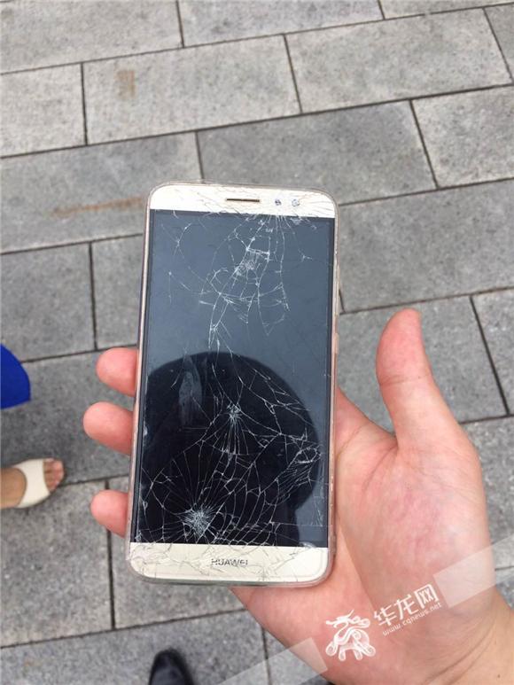 张女士碎屏的手机.沙坪坝警方供图 华龙网发