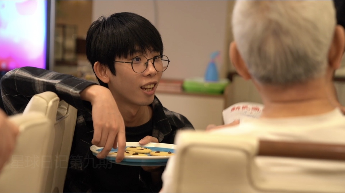 sora给老人们发饼干