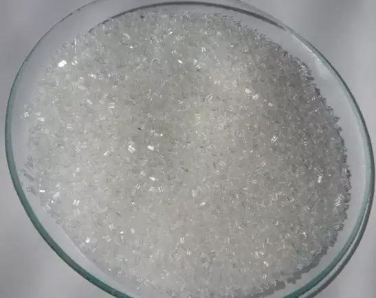 菠菜中含有大量草酸,草酸在人体内遇上钙和锌便生成草酸钙和草酸锌,不