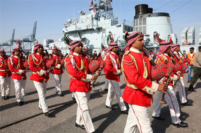 9时许,在第二十四批护航编队指挥员柏耀平和编队政委周平飞的率领下