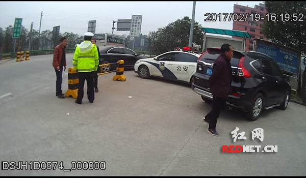 涉案嫌疑人蒲某某用两辆车将交警执法车辆包围住.