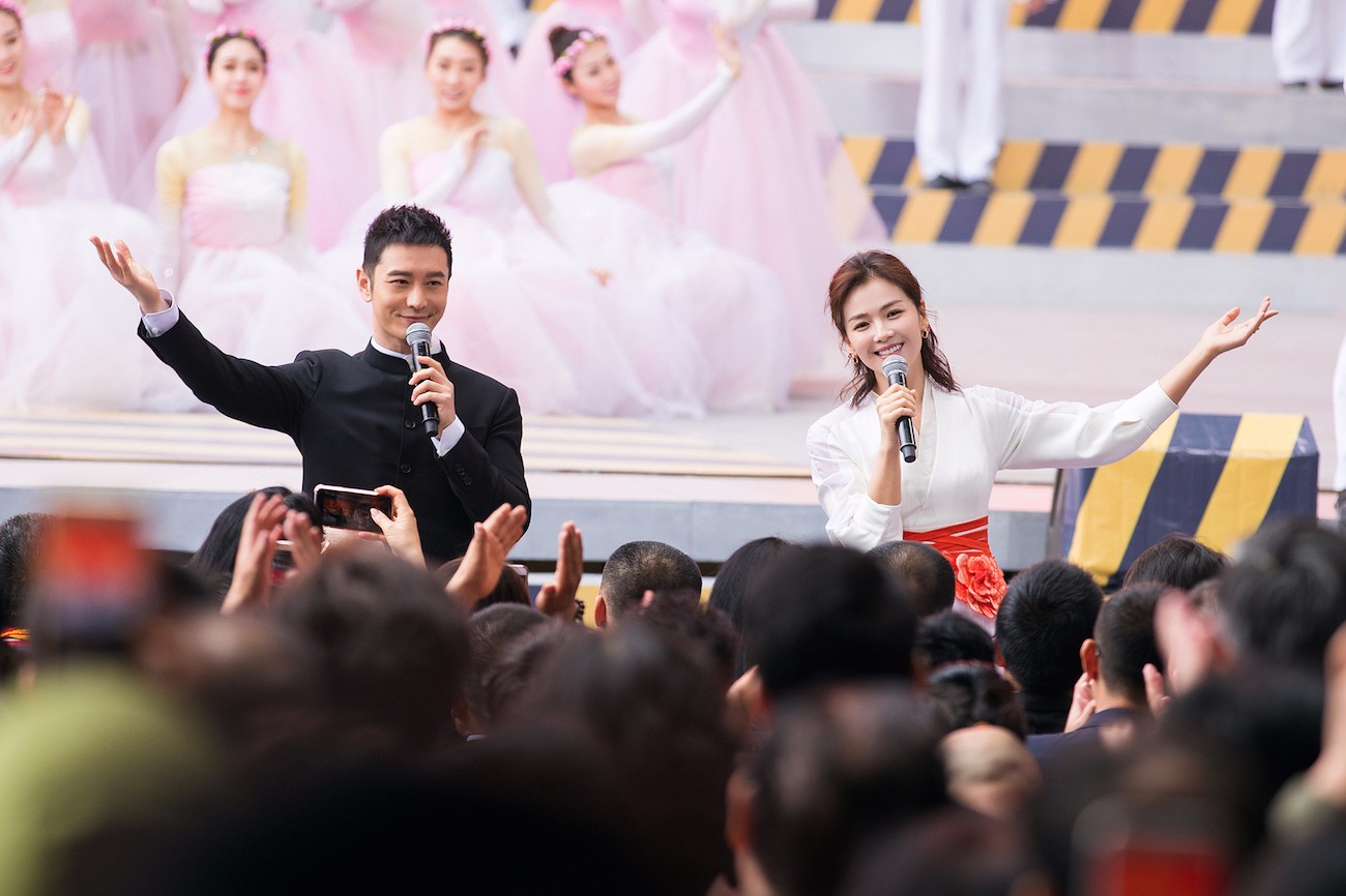 刘涛黄晓明献唱央视五一晚会 中国风表演获劳动模范点赞