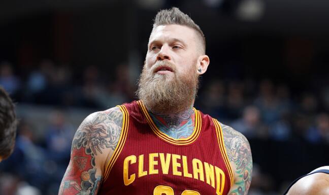 黄蜂队宣布裁掉安德森,他们用一份10天合同签下了中锋迈克-托比