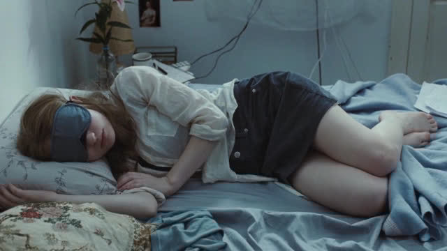 女孩睡前喝下安眠茶,却不知自己熟睡之后,别人这样对待她