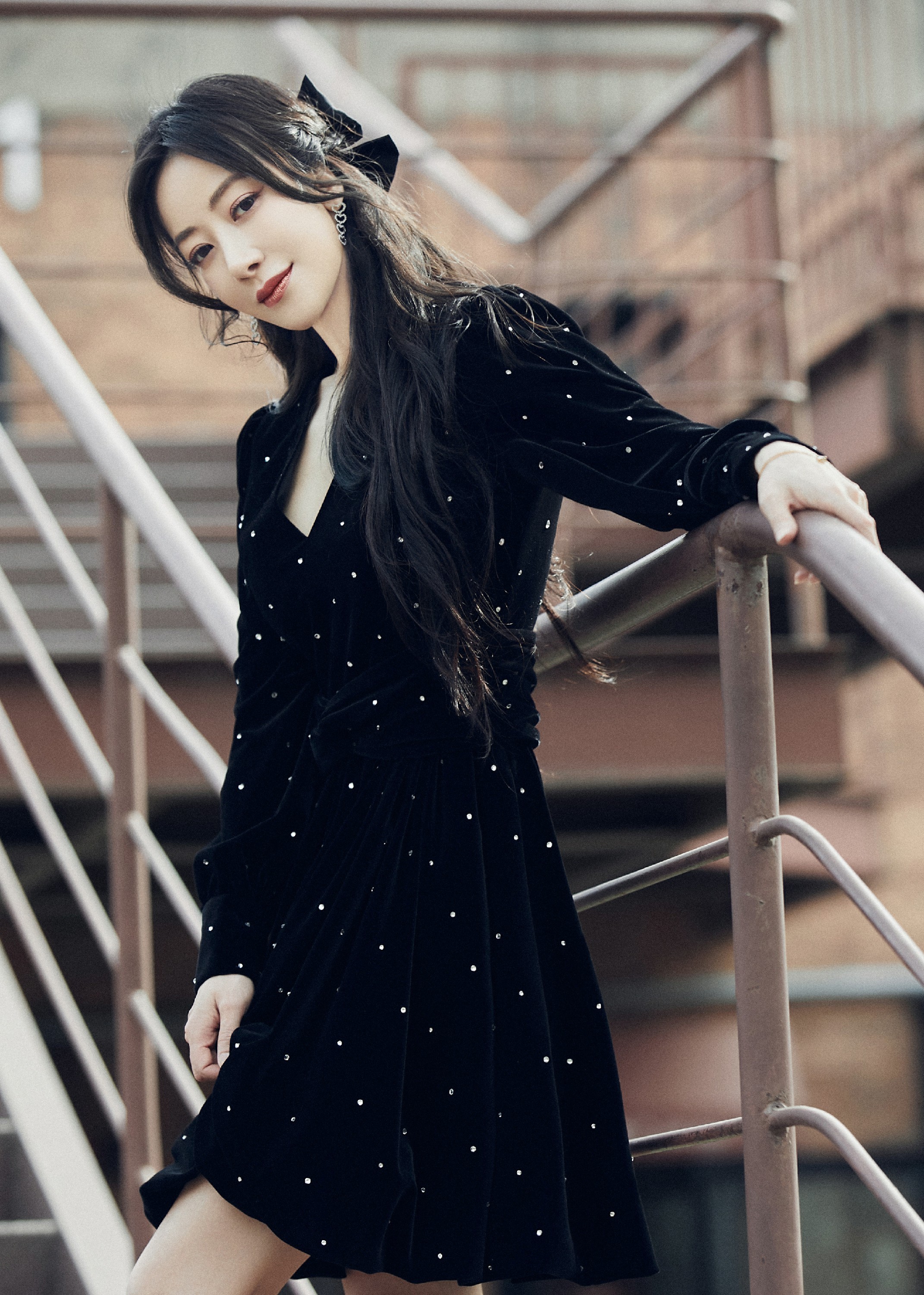 迪士尼在逃女王陈紫函出席时装周冻龄脸被赞仙女下凡