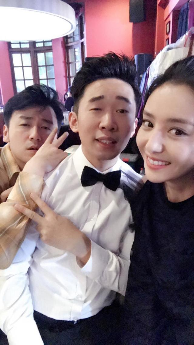 明星 正文 来看下杨迪发出的照片,身穿白色衬衫的他表情非常搞笑,一只