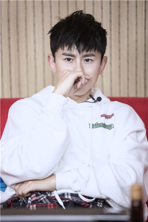 张杰高能演绎俄语《星星》 展现无限张力获赞"神级现场"