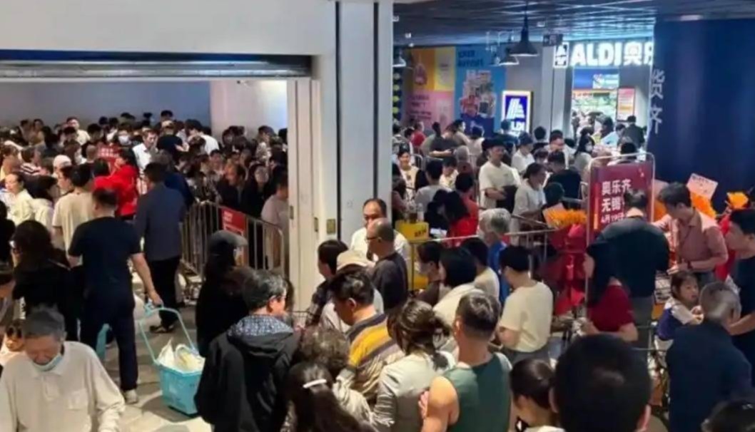 超市被3万人搬空货架