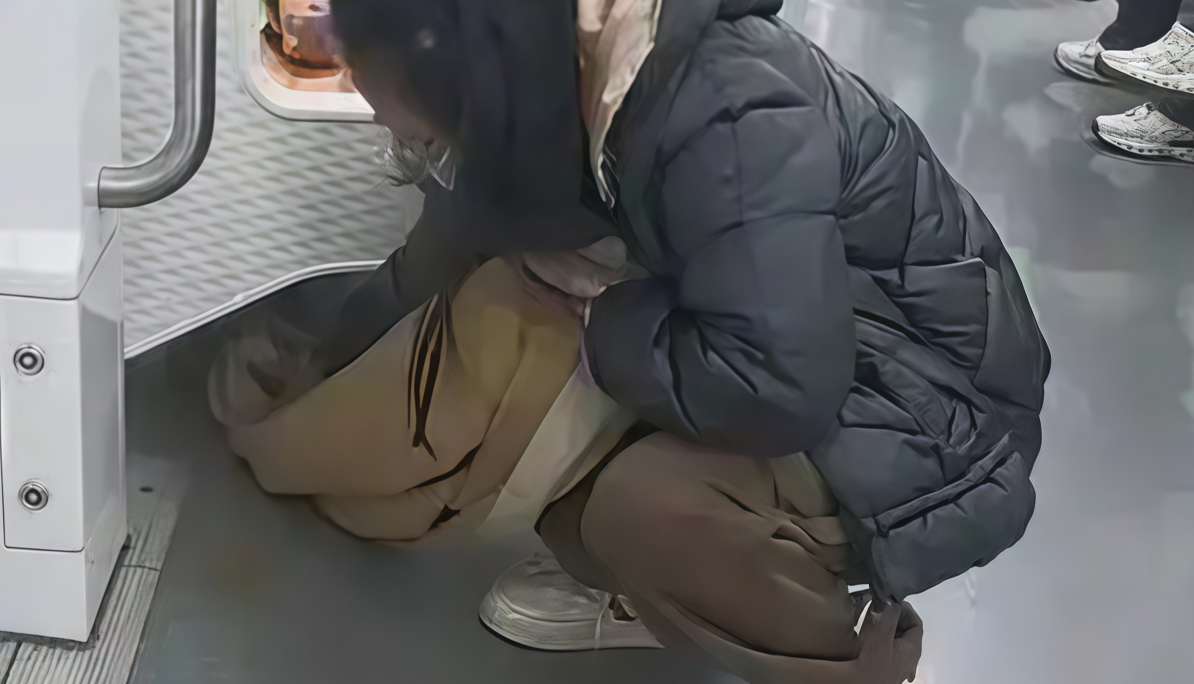 全网寻围巾擦地女孩